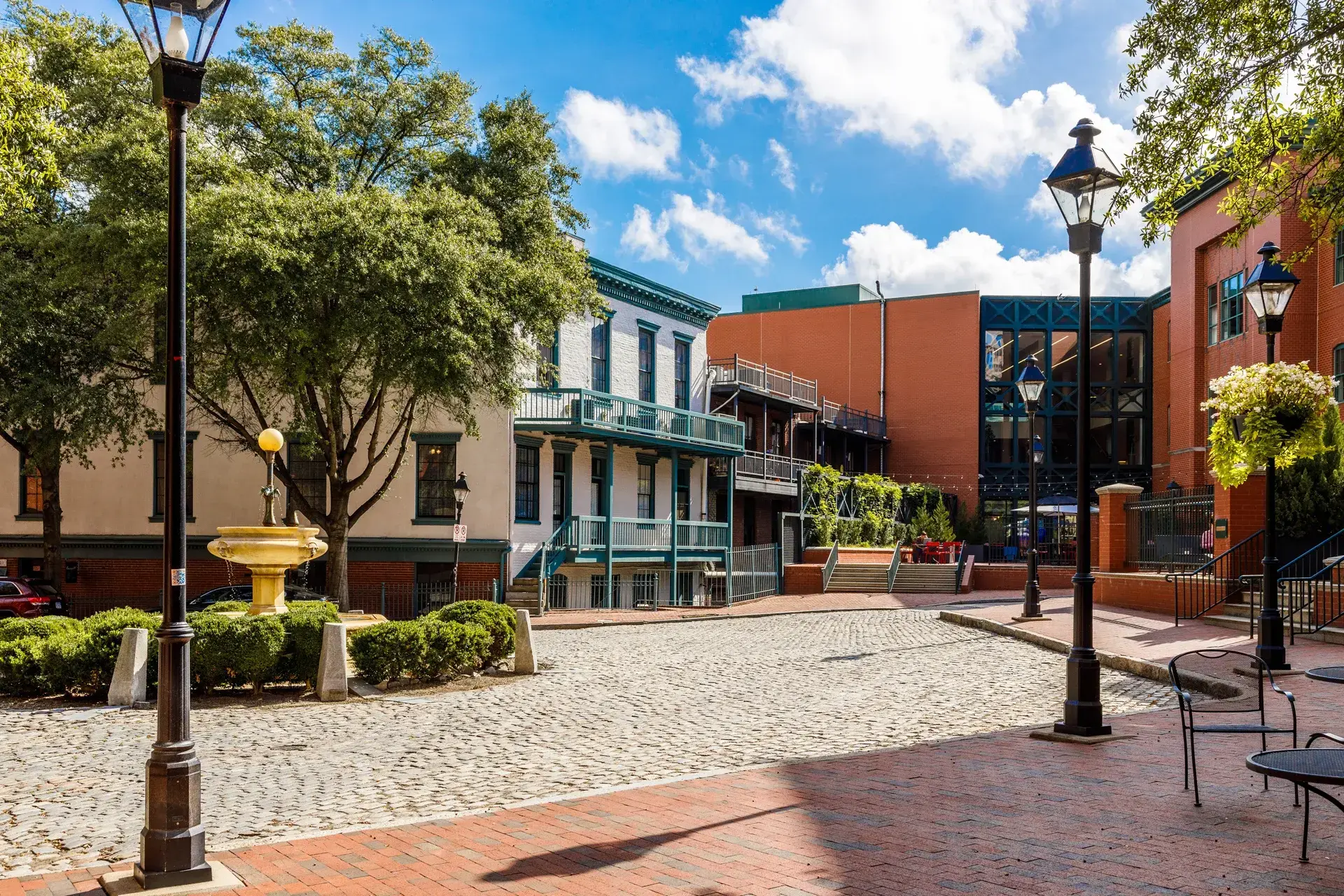 Shockoe slip water fountain and round-a-bout